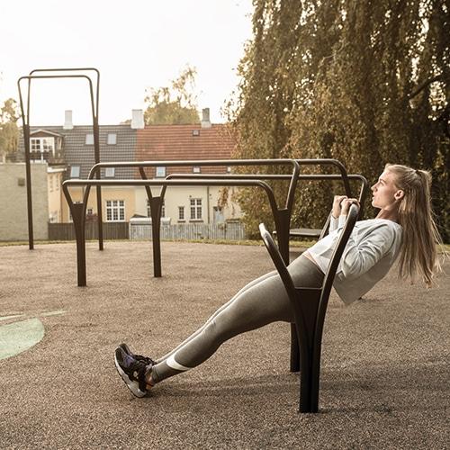 Outdoor gym equipment incline pull up