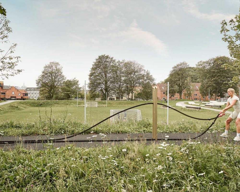 Outdoor fitness equipment for cardio and strength training. Battle Rope for outdoor use in Vejle.